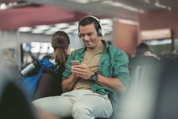 Viajante adulto alegre está usando smartphone — Fotografia de Stock