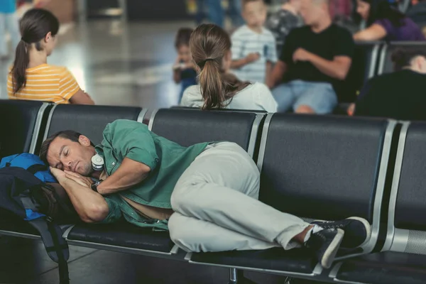 Bekleme odası koltuk üzerinde yorgun adam yalan söylüyor