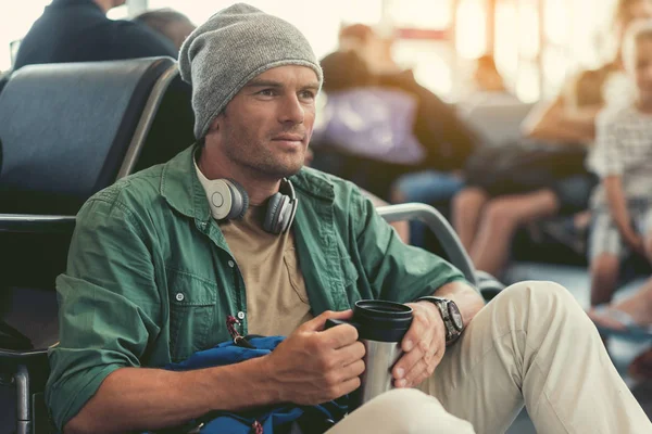 Dalgın yetişkin adam Havaalanı dinlenme odasında dinleniyor