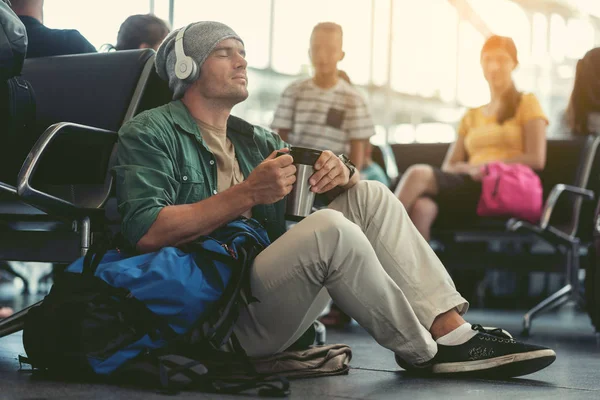 Joven positivo está disfrutando de su canción favorita — Foto de Stock