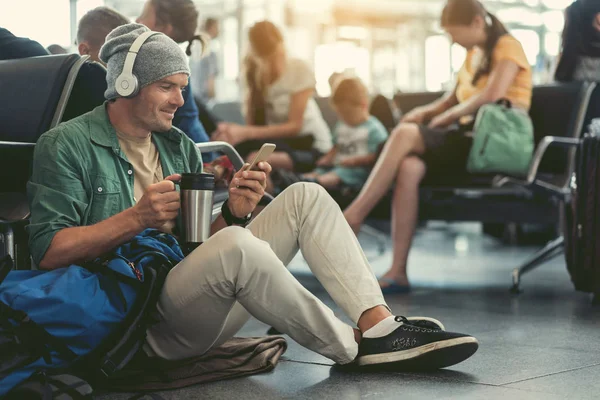 Cara bonito positivo está compartilhando notícias usando smartphone — Fotografia de Stock