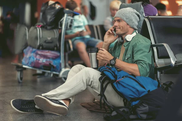 Hombre alegre está llamando usando el teléfono inteligente — Foto de Stock