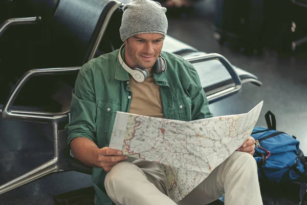 Neşeli yetişkin adam Havaalanı dinlenme odasında dinleniyor