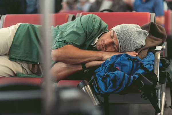 Sevimli seyahat etmek koltuklarda uyuklayan