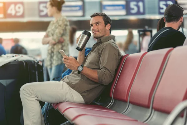 快乐的男性等待他的航班 — 图库照片