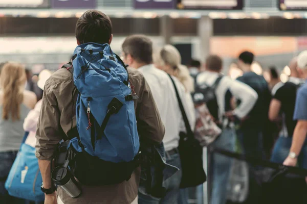 Jovem viajante está esperando pelo check-in em seu voo — Fotografia de Stock