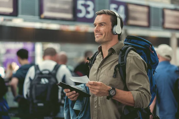 Hombre alegre está de pie en el aeropuerto moderno —  Fotos de Stock