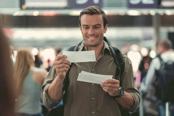 Homme adulte joyeux est debout à l'aéroport moderne — Photo