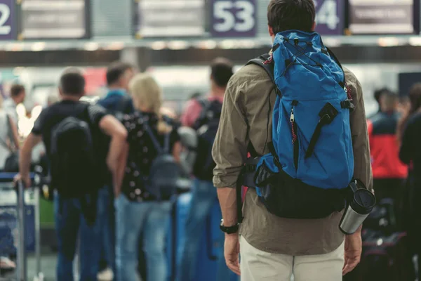 Genç adam onun uçuş kayıt için bekliyor