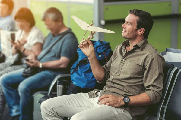 즐거운 행복 한 남자는 비행기를 기다리고 — 스톡 사진