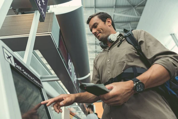 Neşeli şirin adam yararlı aygıt keyif alıyor