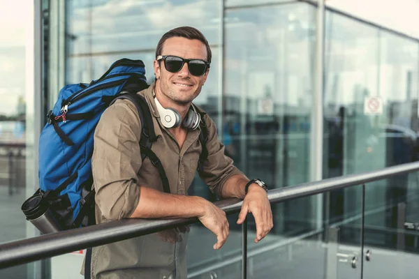 Neşeli yetişkin adam dışında dinleniyor