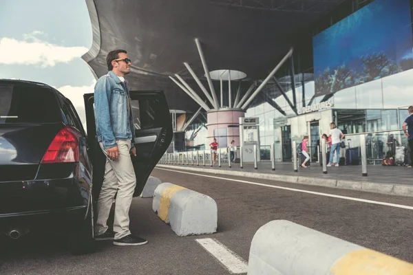 Hoş adam otomatik duruyor