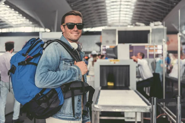 Pozitif yetişkin adam seyahat edecek