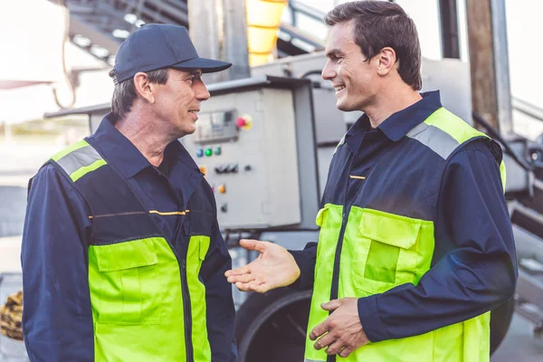 Giden adam gülümseyen ortağıyla söylüyor