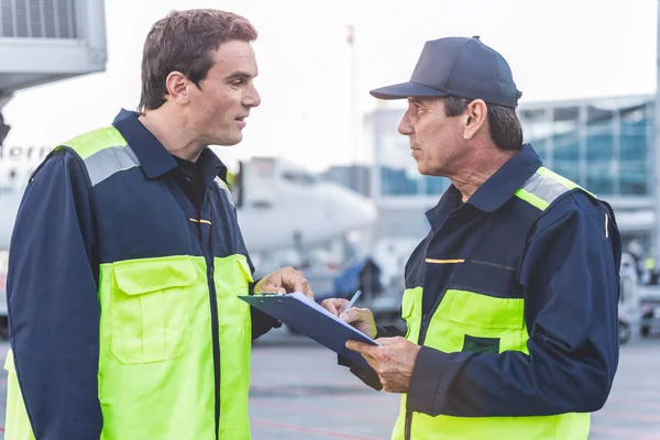 Yoldaş ile konuşan düzenli teknik personel