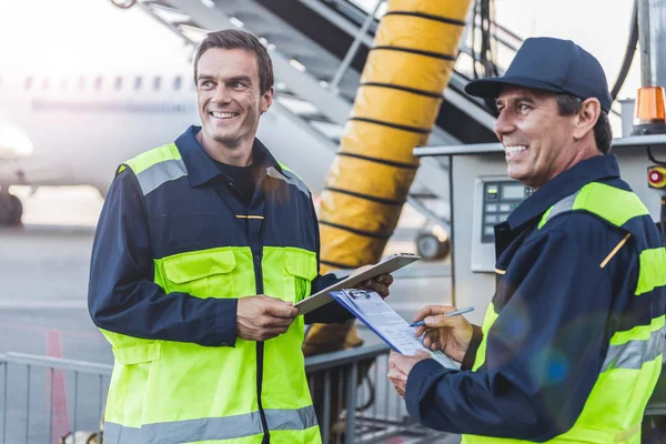 Havaalanında iş olan neşeli teknik personel
