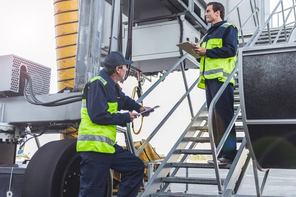 Havaalanında iş olan işçi