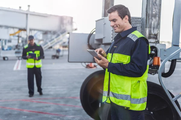 Mutlu erkek işçi dijital cihaz arıyor