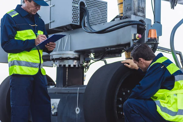 Sakin işçi uçak makine kontrol