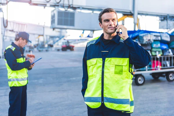 Telefonla konuşan giden adam