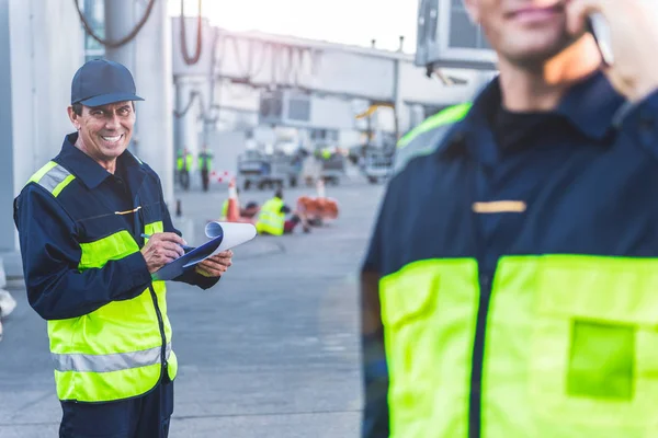 Gülümseyen erkek airdrome, kağıt üzerine yazma