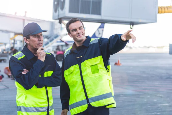 Havaalanında çalışan şüpheci ve giden mekaniği