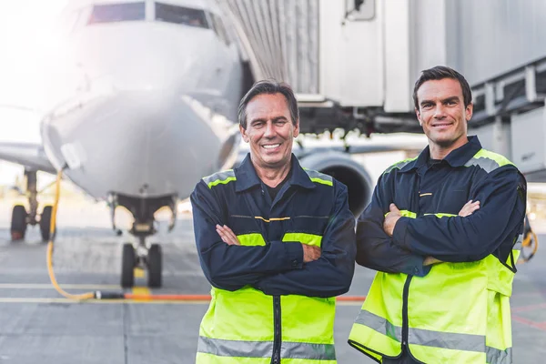 Strahlende Arbeiter auf dem Flugplatz — Stockfoto