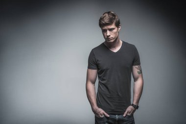 Üzgün adam ikindilerde aşağı bakıyor