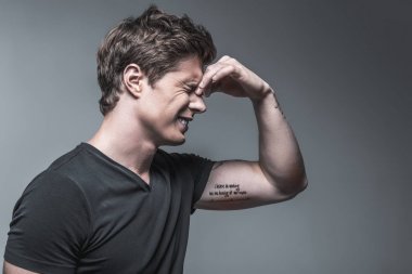 Umutsuzluğa adam duygu ağrısı Baş