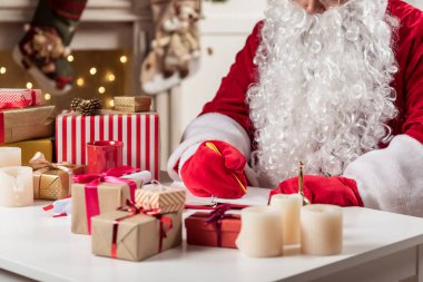 Ciddi Santa Claus notlar masada yapma