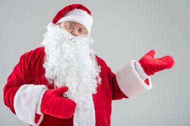Neşeli baba Frost bir şey göstermek için el hareketi