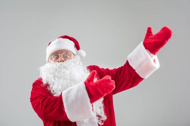 Heyecanlı baba Frost kolları yanlara esneme