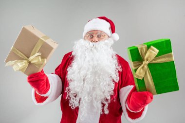 Büyük gösterilen neşeli Santa sunar