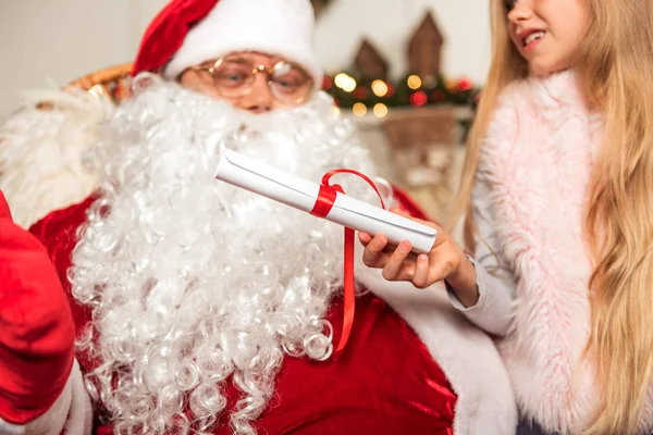 Güzel kız ona baba Frost için dilek — Stok fotoğraf