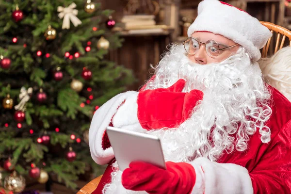 Modern Gadget'ı izlerken eski Santa şaşırttı — Stok fotoğraf