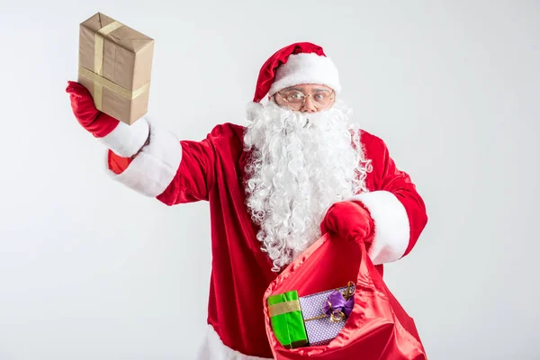 Père Noël joyeux donnant des cadeaux colorés — Photo