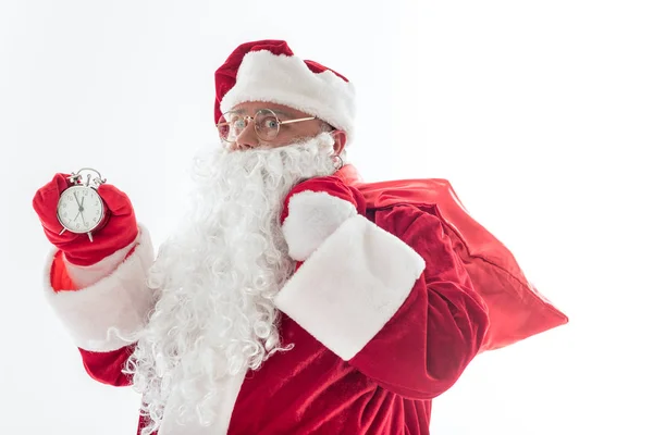 Poważne Santa Claus pokazuje czas na zegarze — Zdjęcie stockowe