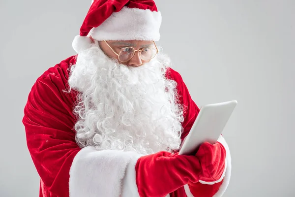 Sürpriz Noel Baba modern tablet izlerken — Stok fotoğraf