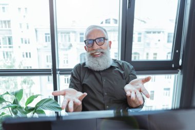 Pozitif kıdemli yazar roman oluşturma