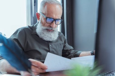 Şık eski yazar romanı üzerinde konsantre