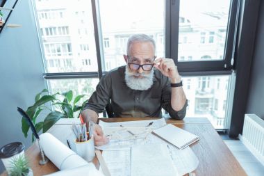 Profesyonel olgun mühendis onun bina projesi zahmetli