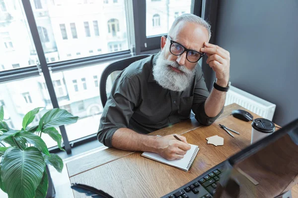 Konsantre eski yazar onun düşüncelerini yazma