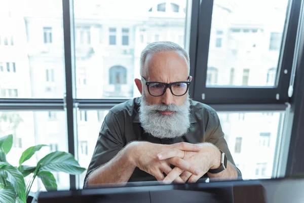 Gamla författare söker inspiration — Stockfoto