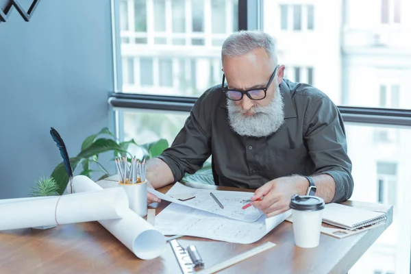 Focused old architect in glasses is laboring in office — Stock Photo, Image