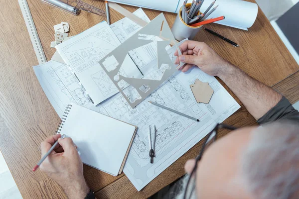 Nitelikli yaşlı mimar onun proje üzerinde zahmetli