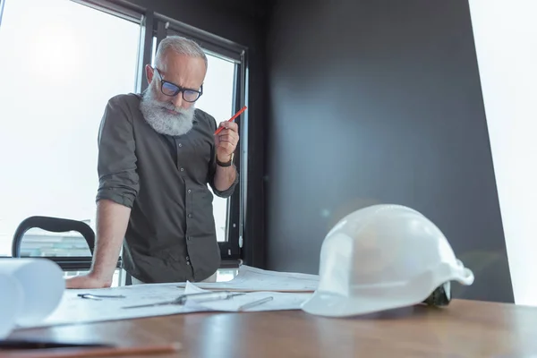 Confident elderly architect is working on project — Stock Photo, Image