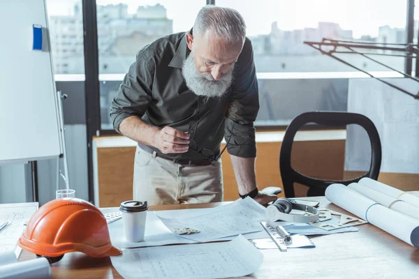 Professional old man is working in office with specialized equipments — Stock Photo, Image