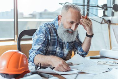 Hoş düşünceli mimar ofisinde çalışıyor