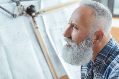 Ciddi yaşlı adam ofisinde çalışıyor